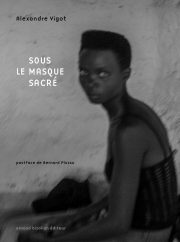 Sous le masque sacré